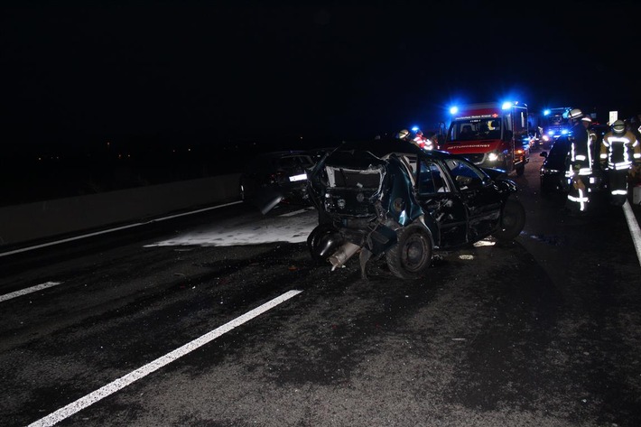 POL-VDKO: Verkehrsunfall auf der A 48 mit 6 beteiligten Fahrzeugen und 4 verletzten Personen