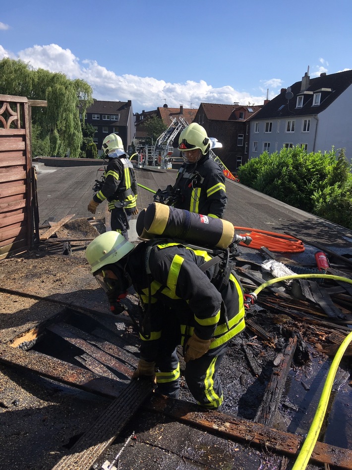 FW-GE: Brand einer Dachterrasse in Ückendorf