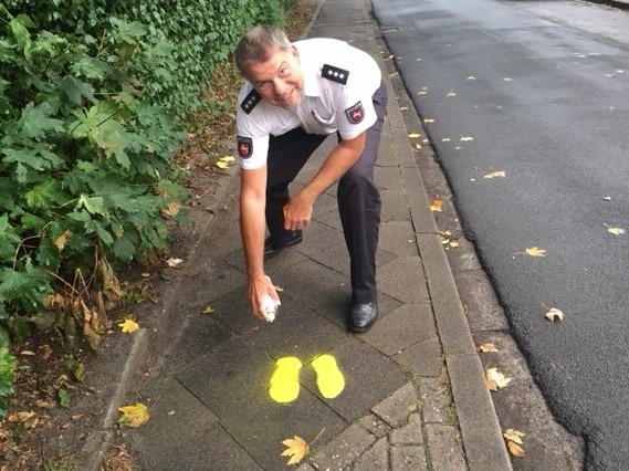 POL-WHV: "Achten Sie auf Kinder!" so der Appell der Polizeiinspektion Wilhelmshaven/Friesland: Die gelben Füße und die Beamten der Polizeiinspektion Wilhelmshaven/Friesland sorgen für einen sicheren Schulweg!