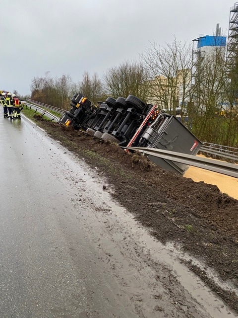 POL-DH: --- Bassum, Fahrer schwer verletzt - Twistringen, Lkw kippt um - Weyhe, Polizei sucht Fahrrad Eigentümer ---