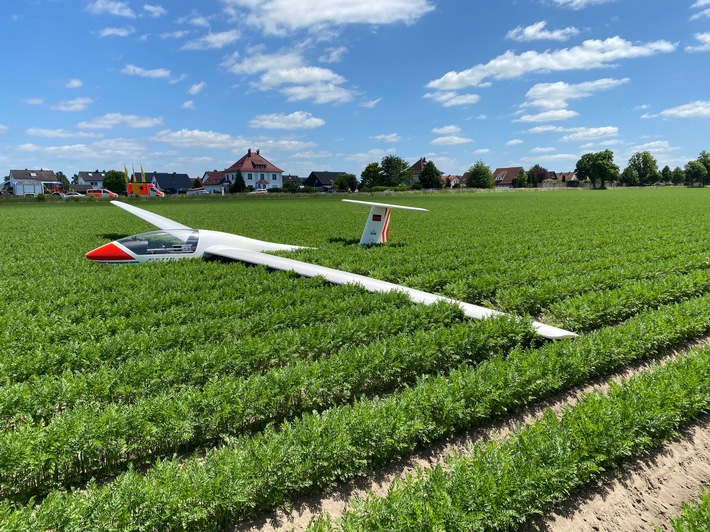 FW Lage: F/H Fluggerät 1: Flugzeug auf Feld abgestürzt - 13.06.2021 - 13:01 Uhr