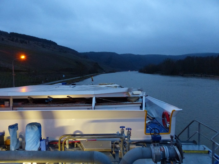 PP-ELT: Tankmotorschiff kollidiert mit Moselbrücke