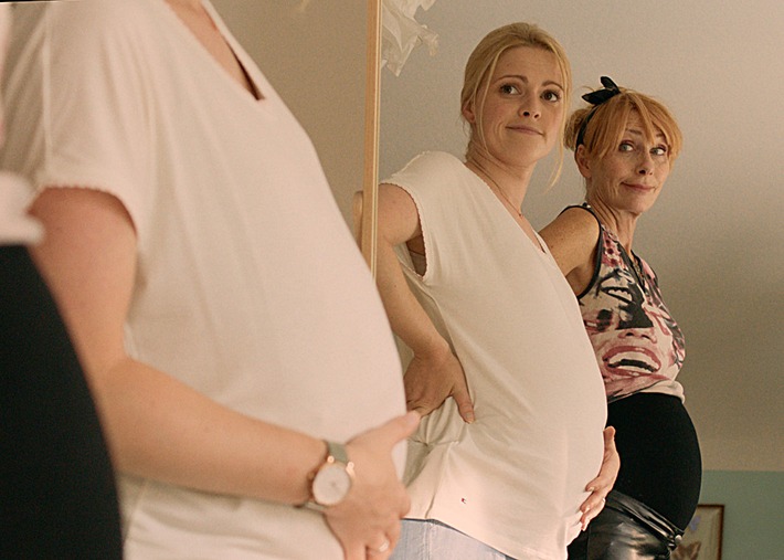 Babybauch für Andrea Sawatzki: In der SAT.1-Komödie &quot;Es bleibt in der Familie&quot; wird sie mit Ende vierzig nochmal schwanger am 18. Dezember um 20:15 Uhr