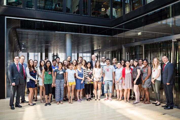Cologne Summer School-Studenten besuchen Santander Unternehmenszentrale