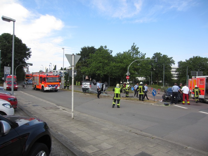 FW-MH: Verkehrsunfall: Auto auf Dach - 3 leicht verletzte Personen