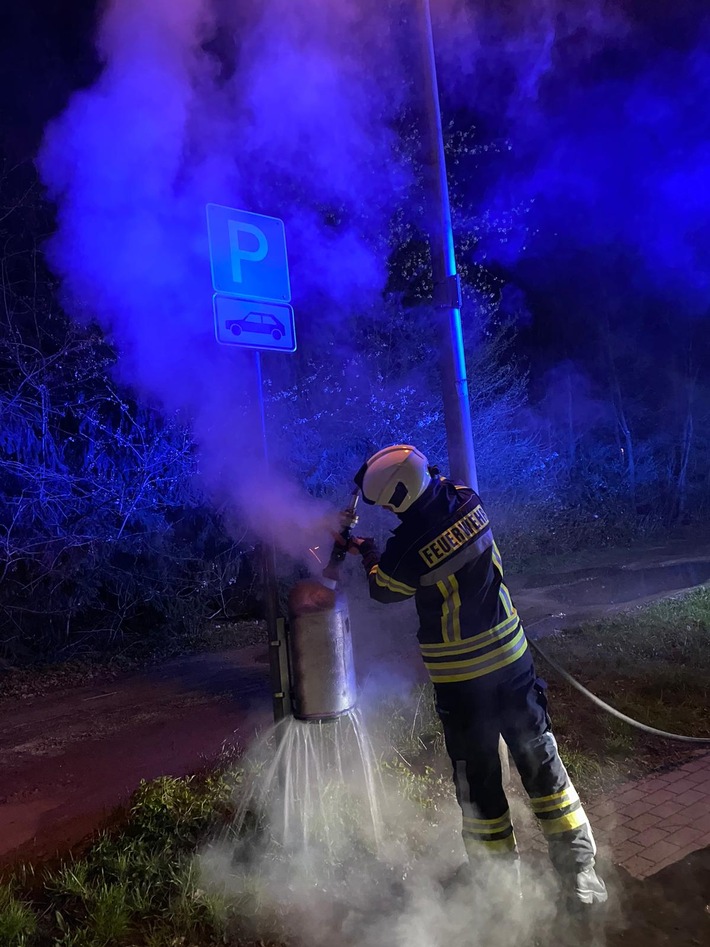 FW-EN: Feuerwehr löscht brennenden Mülleimer
