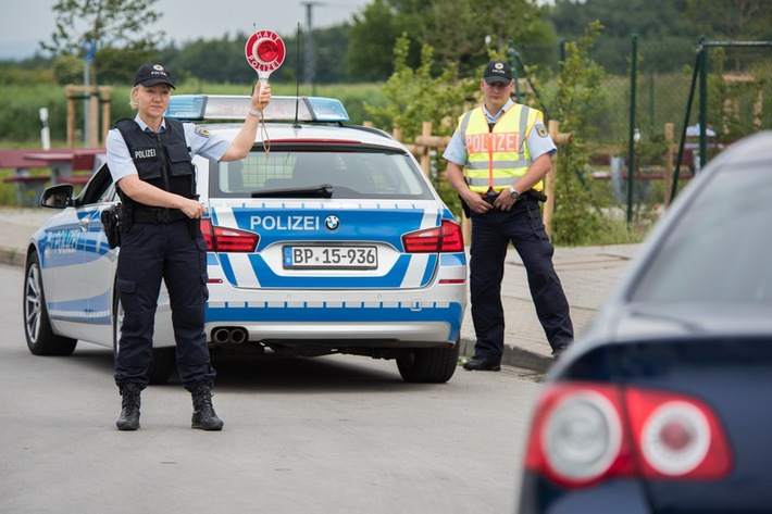 BPOL NRW: Bundespolizei stellt Schleuser mit gefälschten Führerschein