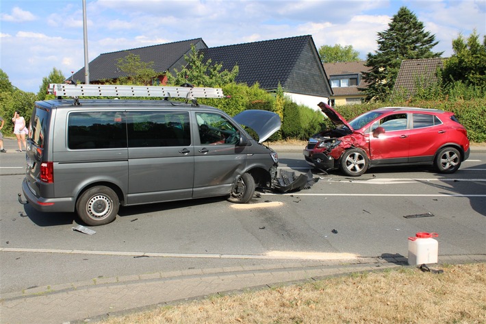 POL-RBK: Kürten - 26.000 Euro Sachschaden und drei Verletzte nach Unfall