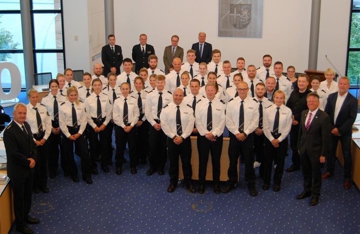 POL-NE: Die Kreispolizei freut sich über neue Kolleginnen und Kollegen - Begrüßung durch den Behördenleiter Hans-Jürgen Petrauschke (Foto anbei)