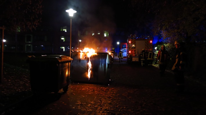 FW-WRN: FEUER_1 - LZ1 - brennen Müllcontainer auf dem Schulhof