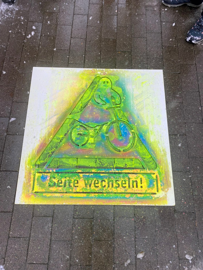 POL-ME: "Seite wechseln!" - gemeinsame Aktion von Stadt und Polizei gegen Geisterfahrradfahrer - Heiligenhaus - 2303031