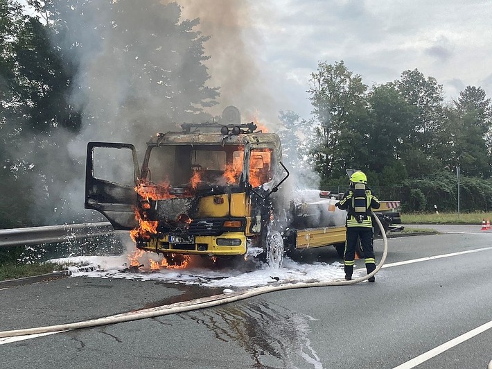 POL-OE: Abschleppfahrzeug brennt aus
