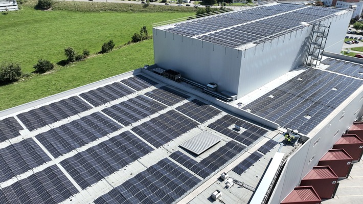 und du ist geboren, das revolutionäre Solarunternehmen, das alle Dächer der Schweiz durchgerechnet hat, um die energetische Unabhängigkeit voranzutreiben