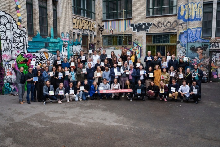 Geballte Zivilgesellschaft in einem Bild: Alle 40 Postcode Partner präsentieren beim Postcode Partner Treffen 2025 ihre Logos - ein starkes Bild für die Vielfalt zivilgesellschaftlichen Engagements, das die Deutsche Postcode Lotterie bundesweit möglich macht. / Weiterer Text über ots und www.presseportal.de/nr/41583 / Die Verwendung dieses Bildes für redaktionelle Zwecke ist unter Beachtung aller mitgeteilten Nutzungsbedingungen zulässig und dann auch honorarfrei. Veröffentlichung ausschließlich mit Bildrechte-Hinweis.