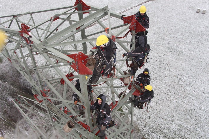 "ZDF.reportage: Die Strombauer" zeigt die gefährliche Arbeit der Monteure am Hochspannungsmast (FOTO)