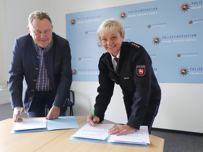 POL-EL: Landkreis Emsland - Kooperationsvereinbarung mit dem Kreissportbund Emsland unterschrieben (Foto)