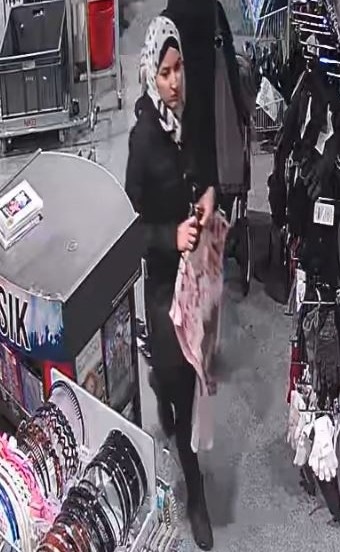 POL-DO: Polizei sucht mit Fotos zwei tatverdächtige Frauen nach Taschendiebstahl
