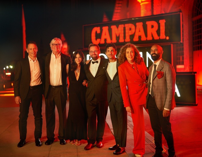 Campari Red Diaries 2021: Red Carpet bei den 78. Internationalen Filmfestspielen von Venedig, Fellini Forward Premiere bei Campari Boat-In Cinema, von rechts: Campari Group Head of Marketing, Jean-Jacques Dubau; Fellini Crew member Blasco Giurato; Actor Neva Leoni; Short Film Director, Maximilian Niemann; Actor Simone Coppo, Federico Fellini's niece, Francesca Fabbri Fellini und Project Director, Marc D'Souza. / Weiterer Text über ots und www.presseportal.de/nr/68842 / Die Verwendung dieses Bildes ist für redaktionelle Zwecke unter Beachtung ggf. genannter Nutzungsbedingungen honorarfrei. Veröffentlichung bitte mit Bildrechte-Hinweis.