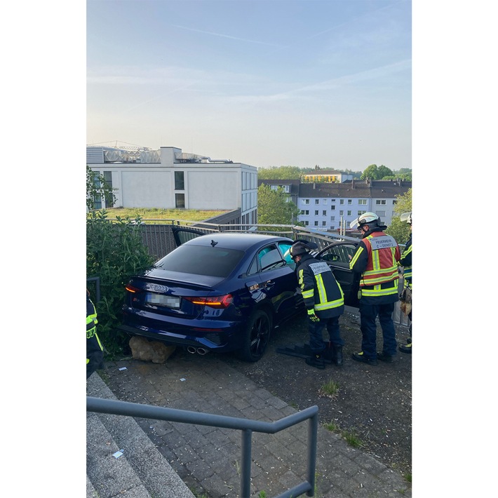 POL-BO: Autofahrer (22) kracht Treppe herunter