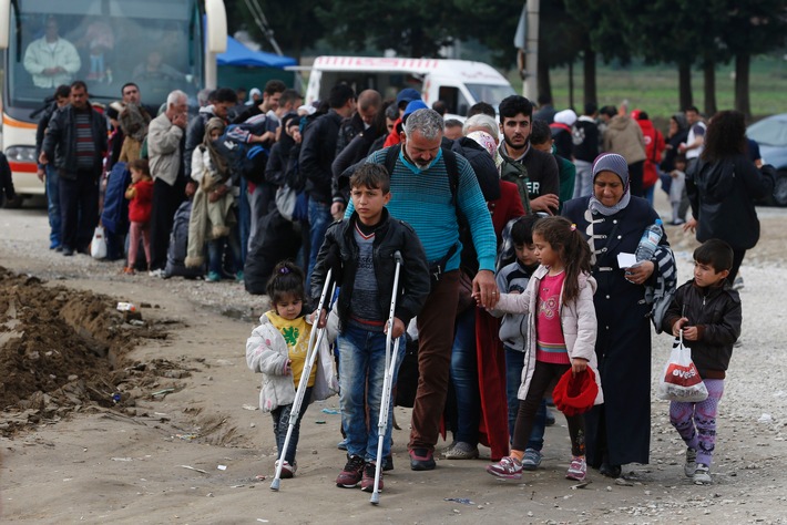 Flüchtlingskrise in Griechenland / Caritas erhöht Not- und Überlebenshilfe