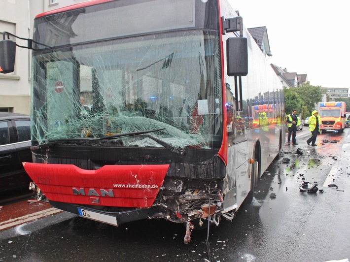 POL-ME: Frontale Kollision mit dem Gegenverkehr - Velbert - 2206130