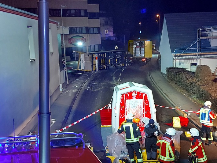 POL-KN: (Stockach-Zizenhausen, B 313, Lkr. Konstanz) Anhänger mit Gefahrgut umgekippt - großes Feuerwehraufgebot (24.01.2022)