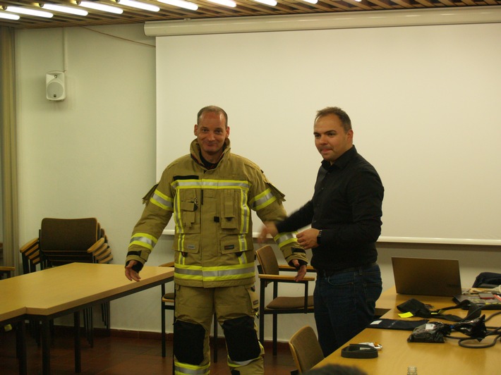 FW-KLE: Neue Schutzausrüstung für die Klever Feuerwehr / Einladung zum Pressetermin mit dem Bürgermeister