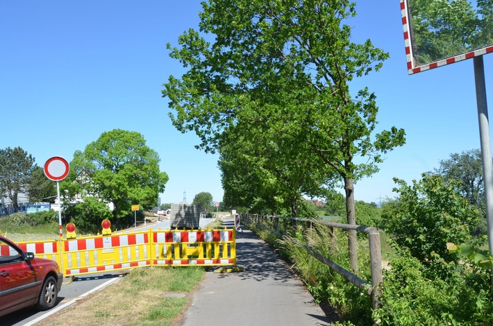 POL-HF: Verkehrsunfall mit Personenschaden - Beton-Schildkröten-Poller auf Radweg geschoben - bitte kreisweit veröffentlichen