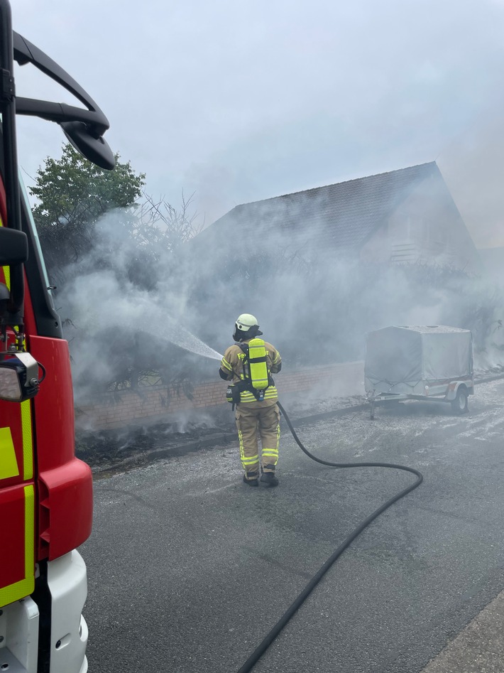 FW-DT: Heckenbrand - Drei Leichtverletzte