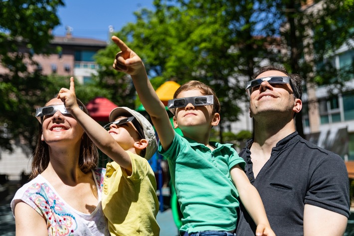 Sonnenfinsternis am 12. August: Warum eine Sonnenbrille die Augen nicht schützt