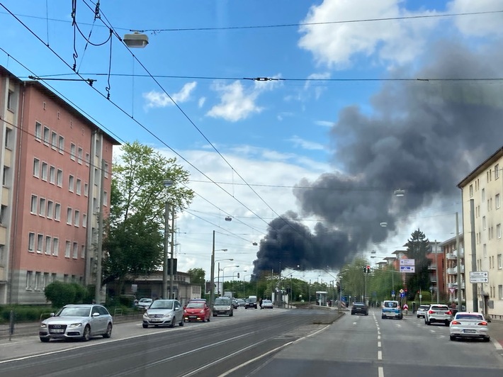 FW-F: Lagerhallenbrand in Frankfurt-Griesheim mit weithin sichtbarer Rauchsäule - Feuerwehr im Großeinsatz