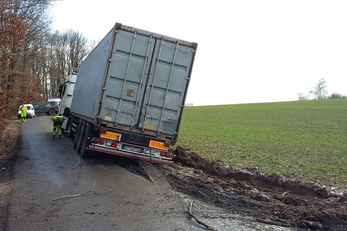 POL-GI: Nachbarn gebissen, getreten und geschlagen+++ Zeugenaufruf nach Trickdiebstahl +++ Gleich zweimal erwischt+++ LKW erheblich überladen+++ Kontrolle über Renault verloren