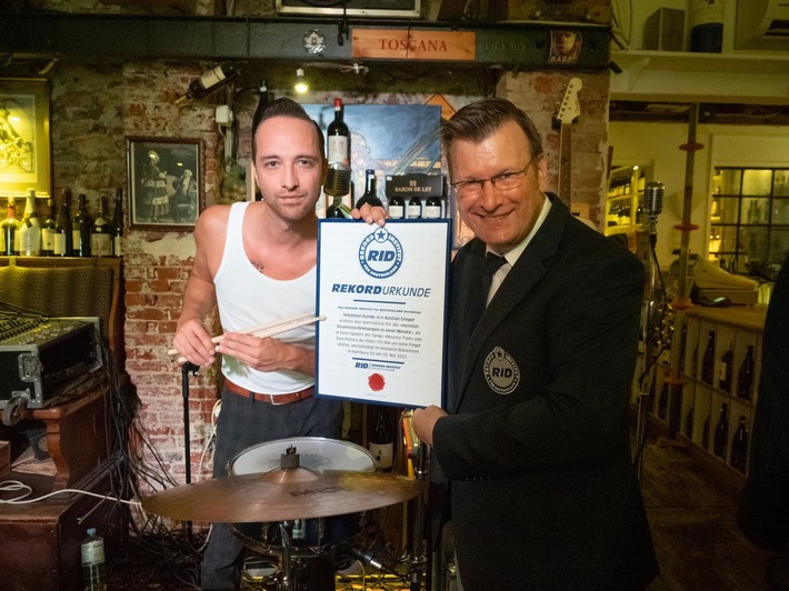 RID-Weltrekord bestätigt und offiziell zertifiziert: Musiker aus Hamburg erzielt mit 105 Wiederholungen »meiste Drumstick-Drehungen in einer Minute«