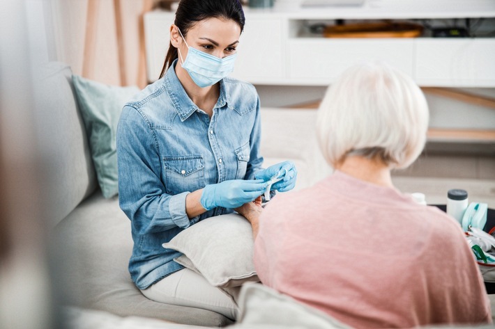 Auch während der aktuellen Corona-Krise sichert die Toll Betreuung und Pflege GmbH & Co. KG eine sichere Patientenversorgung und kann auch kurzfristig die Versorgung für neue Patienten übernehmen. Weiterer Text über ots und www.presseportal.de/nr/141522 / Die Verwendung dieses Bildes ist für redaktionelle Zwecke honorarfrei. Veröffentlichung bitte unter Quellenangabe: "obs/Toll Betreuung und Pflege GmbH & Co. KG/Adobe Stock/Yakobchuk Olena"