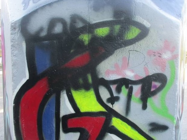 POL-WHV: Unbekannte entwenden aus einem Bagger Werkzeug und beschmieren den Bagger mit pinker Farbe - Graffiti auch auf dem Schulhof (FOTO) - Polizei bittet um Hinweise