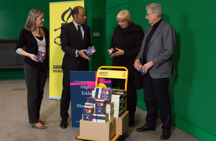 Markus N. Beeko, Generalsekretr von Amnesty International in Deutschland (2.v.l.), bergibt am Tag der Menschenrechte (10.12.) 709 Exemplare der Allgemeinen Erklrung der Menschenrechte an den Deutschen Bundestag - ein Exemplar fr jedes Mitglied des Bundestages. Entgegengenommen werden sie von Bundestagsvizeprsidentin Claudia Roth (2.v.r.). Als aktive Stimmen der Zivilgesellschaft unterstreichen Bundesinnenminister a.D. Gerhart Baum (r.) und Datenschutzaktivistin Constanze Kurz (l.) den Stellenwert von Menschenrechten in ihrem Alltag. Weiterer Text ber ots und www.presseportal.de/nr/7122 / Die Verwendung dieses Bildes ist fr redaktionelle Zwecke honorarfrei. Verffentlichung bitte unter Quellenangabe: 