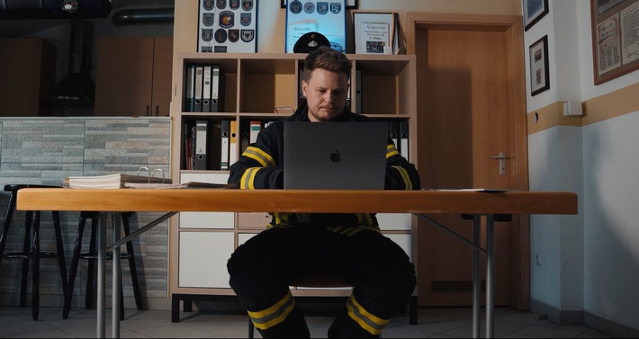 Im Einsatz geblitzt: Warum Feuerwehrleute im Einsatz oft völlig ungeschützt sind