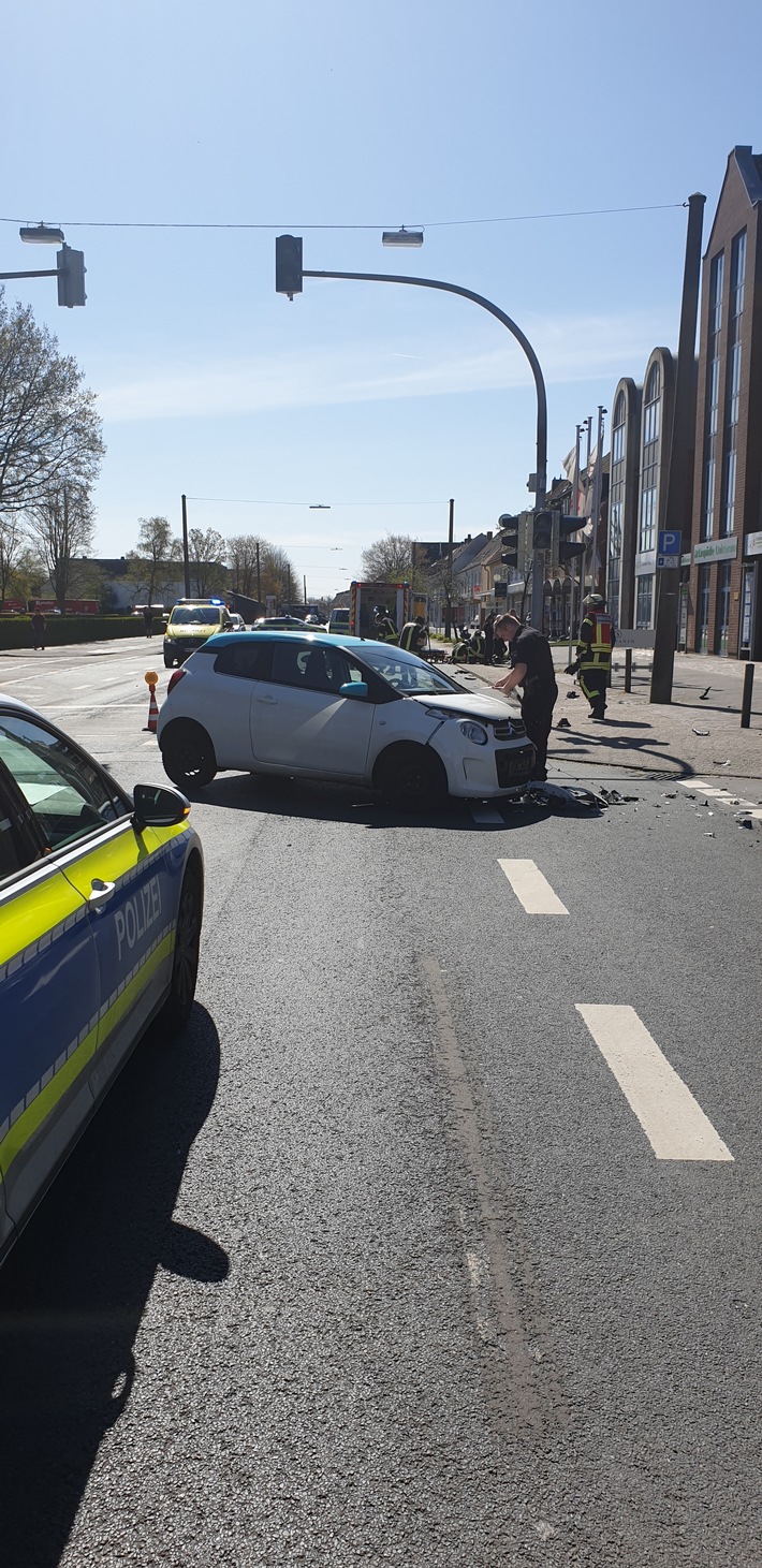 POL-WHV: +++ Schwerer Verkehrsunfall in Fedderwardergroden +++