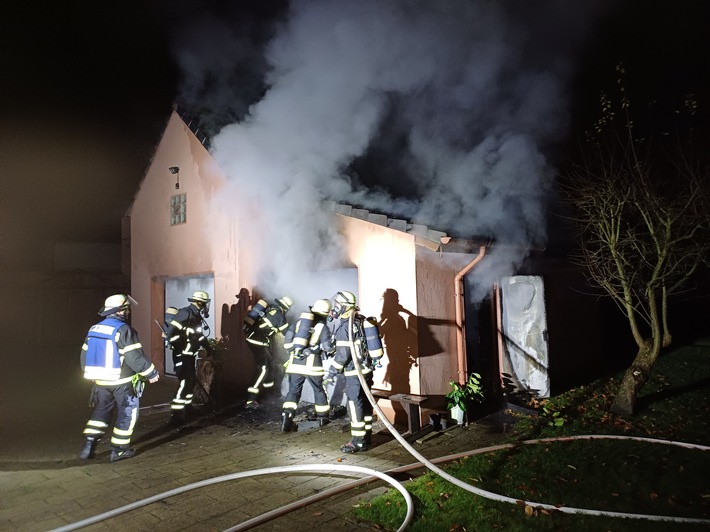 FW-DO: Garagenbrand in Dortmund-Mengede