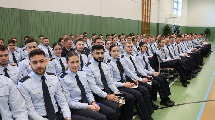 POL-HfPolBW: Verstärkung für die Polizei - 126 Nachwuchskräfte aus Lahr feiern das Ende der Ausbildung sowie die Ernennung zum Polizeiobermeister