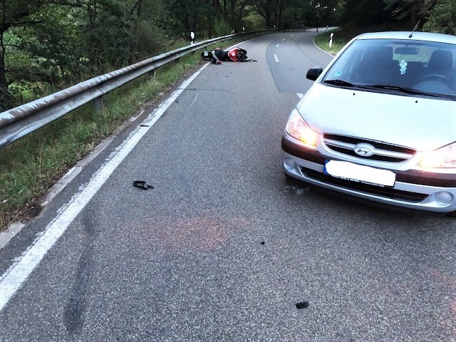 POL-PDPS: Verkehrsunfall mit schwerverletztem Motorradfahrer und Sozius