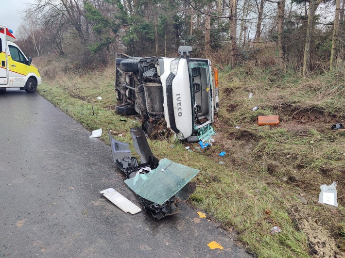 POL-GÖ: (10/2023) Unfall auf regennasser A 7 - Transporter kommt ins Schleudern und kippt auf die Seite, Fahrer wird eingeklemmt und schwer verletzt