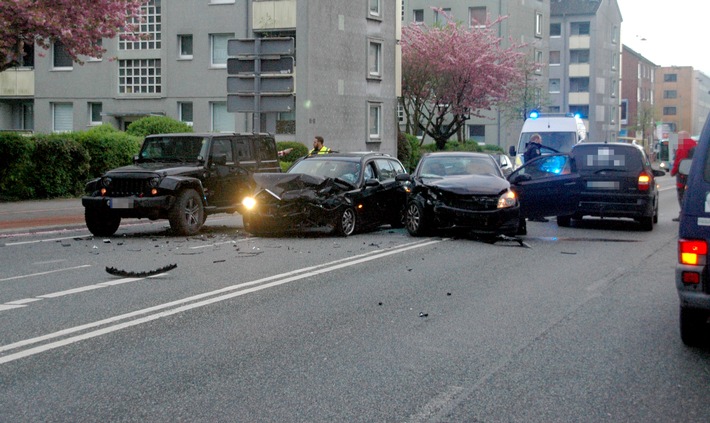 POL-Bremerhaven: Unfall mit mehreren Beteiligten: Fehler beim Fahrstreifenwechsel sorgt für Kettenreaktion