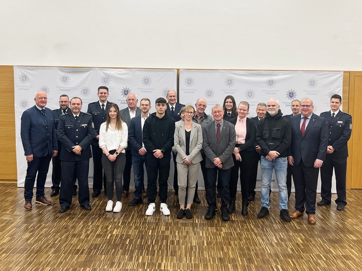 POL-OH: Polizeipräsident Tegethoff händigt Dienstausweise aus: Neue Gesichter des Freiwilligen Polizeidienst in Osthessen