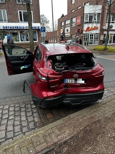 POL-STD: Zwei Verletzte bei Unfall in der Buxtehuder Innenstadt - hoher Sachschaden an allen drei Autos