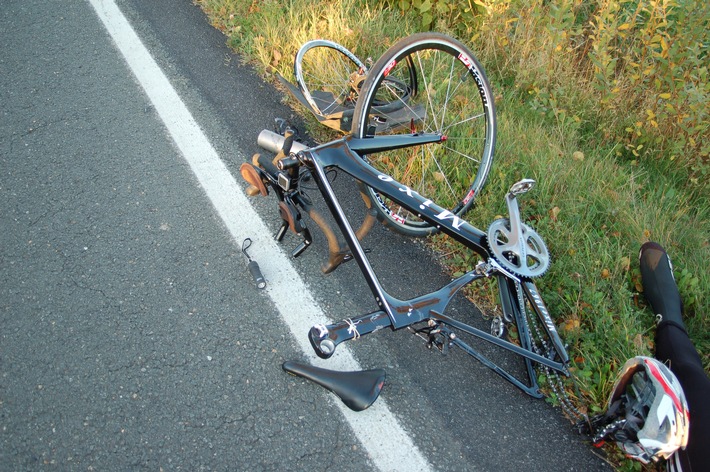 POL-STH: Rennradfahrer bei Verkehrsunfall schwer verletzt