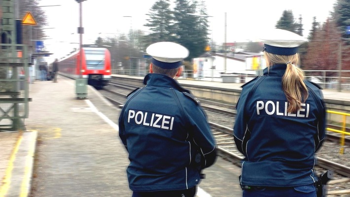 Bundespolizeidirektion München: Tragischer Personenunfall / 20-Jähriger am S-Bahnhaltepunkt verunglückt und schwerstverletzt - Bundespolizei sucht Zeugen