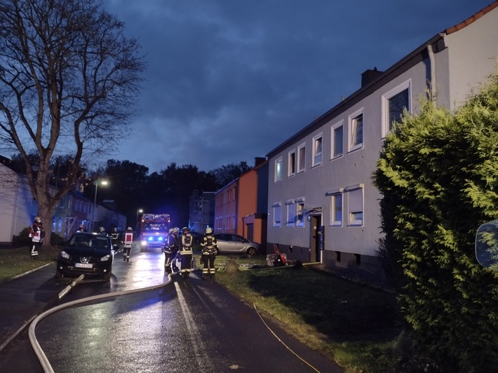 FW-DO: 07.11.2021 - Feuer in Dortmund-Huckarde Brand in einem Mehrfamilienhaus