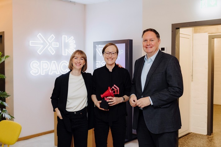 (v.l.n.r.) Dr. Nina Klaß, Leiterin von nextMedia.Hamburg, scoop-Award Preisträgerin Prof. Christina Elmer und Dr. Carsten Brosda . / Weiterer Text über ots und www.presseportal.de/nr/8218 / Die Verwendung dieses Bildes für redaktionelle Zwecke ist unter Beachtung aller mitgeteilten Nutzungsbedingungen zulässig und dann auch honorarfrei. Veröffentlichung ausschließlich mit Bildrechte-Hinweis.