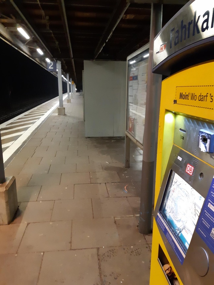BPOL-HB: Fahrausweisautomaten und Scheiben im Bahnhof Meckelfeld mit Eisenstange eingeschlagen